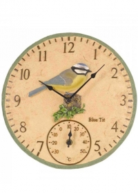 Часы настенные рельефные украшены фигуркой птички синички Blue Tit by Outside In Smart Garden фото