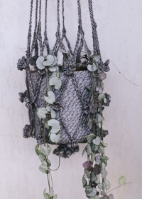 Подвесное плетеное кашпо для цветов из джута Munesia Grey Lene Bjerre фото