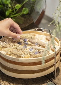 Настольная сушилка для цветов и трав выполнена из бамбука на стальной подставке FH009 Esschert Design фото