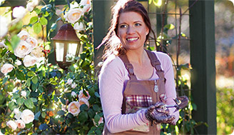 Женский комбинезон для дачи и сада: как оставаться стильной во время садовых работ